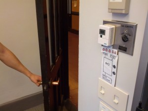 When the door is opened but tagged items are not in proximity, the device lights up red and plays a warning noise